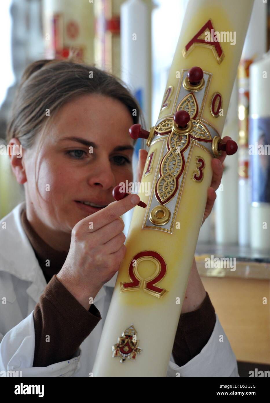 Wax sculptor Isabella Mayr decorates a Paschal candle in her workshop in Reinhartshausen, Germany, 22 March 2013. This candle is intended for Pope emeritus Benedict XVI. This is the seventh paschal candle in a row that Mayr has made for Benedict. Photo: Stefan Puchner Stock Photo