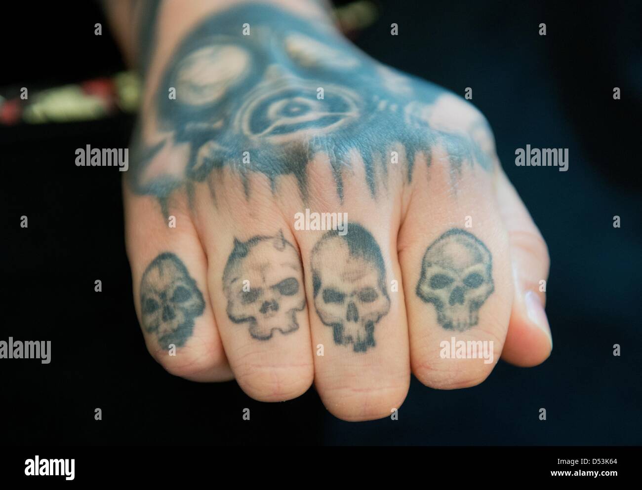 Finger Skull - Skull - Worldwide Tattoo Canada