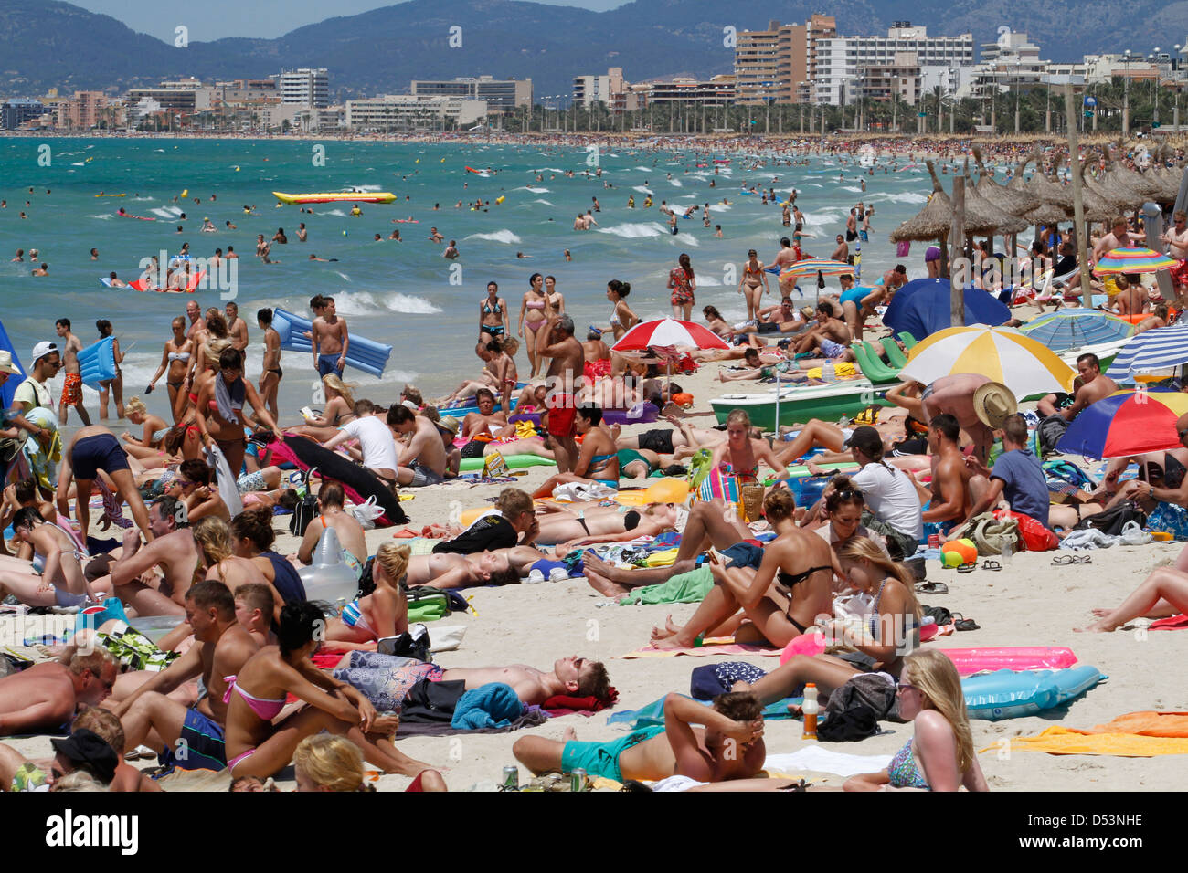 a-crowded-beach-in-the-spanish-balearic-island-of-mallorca-D53NHE.jpg