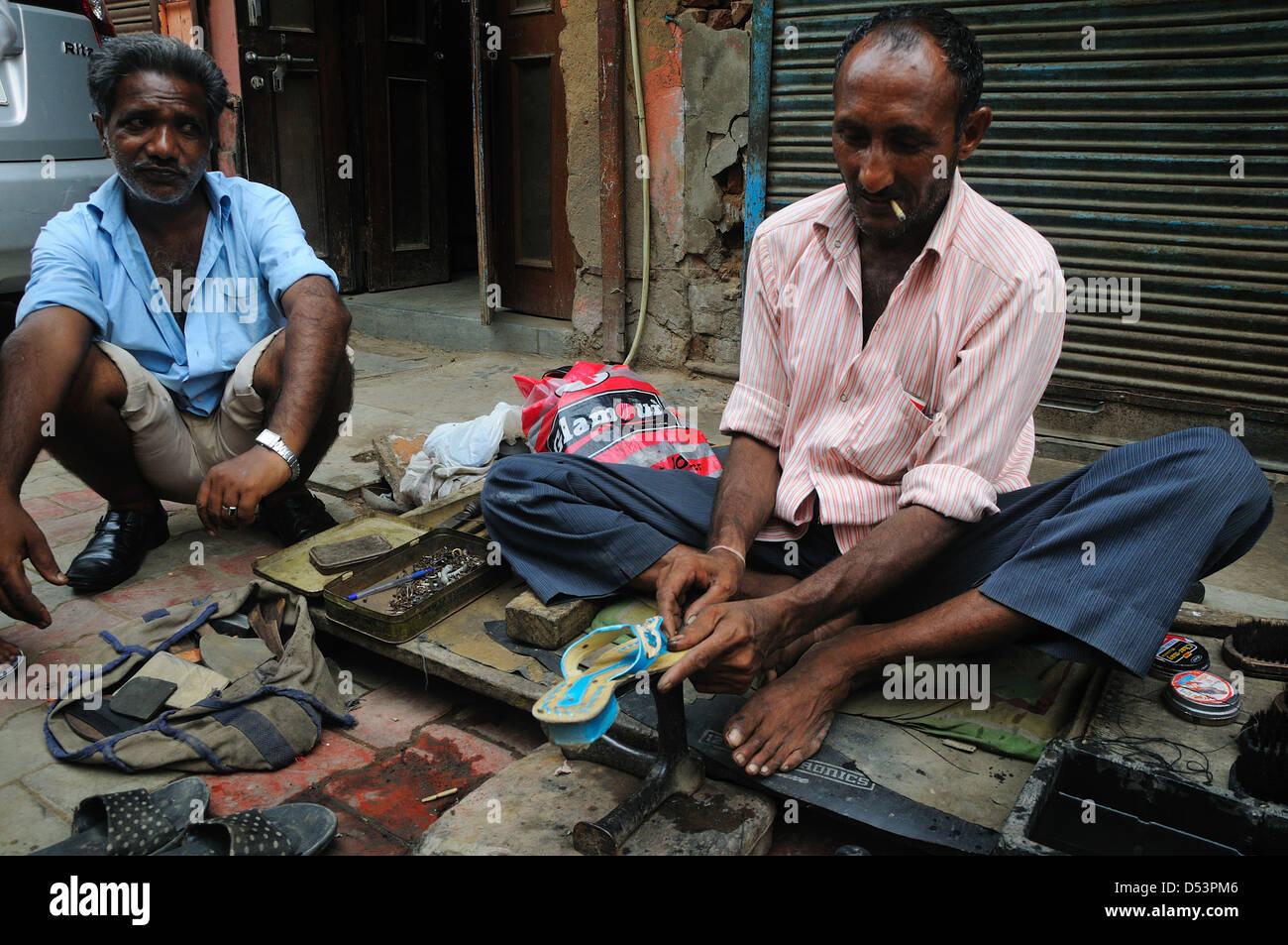 Shoes repair man in New Delhi Stock Photo Alamy