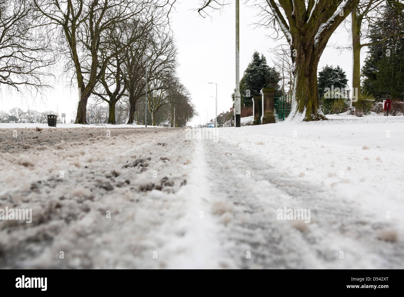 Northampton, UK. 24th March 2013. Constant light snow overnight left roads in Northampton icy this morning. Credit: Keith Smith/ Alamy Live News Stock Photo