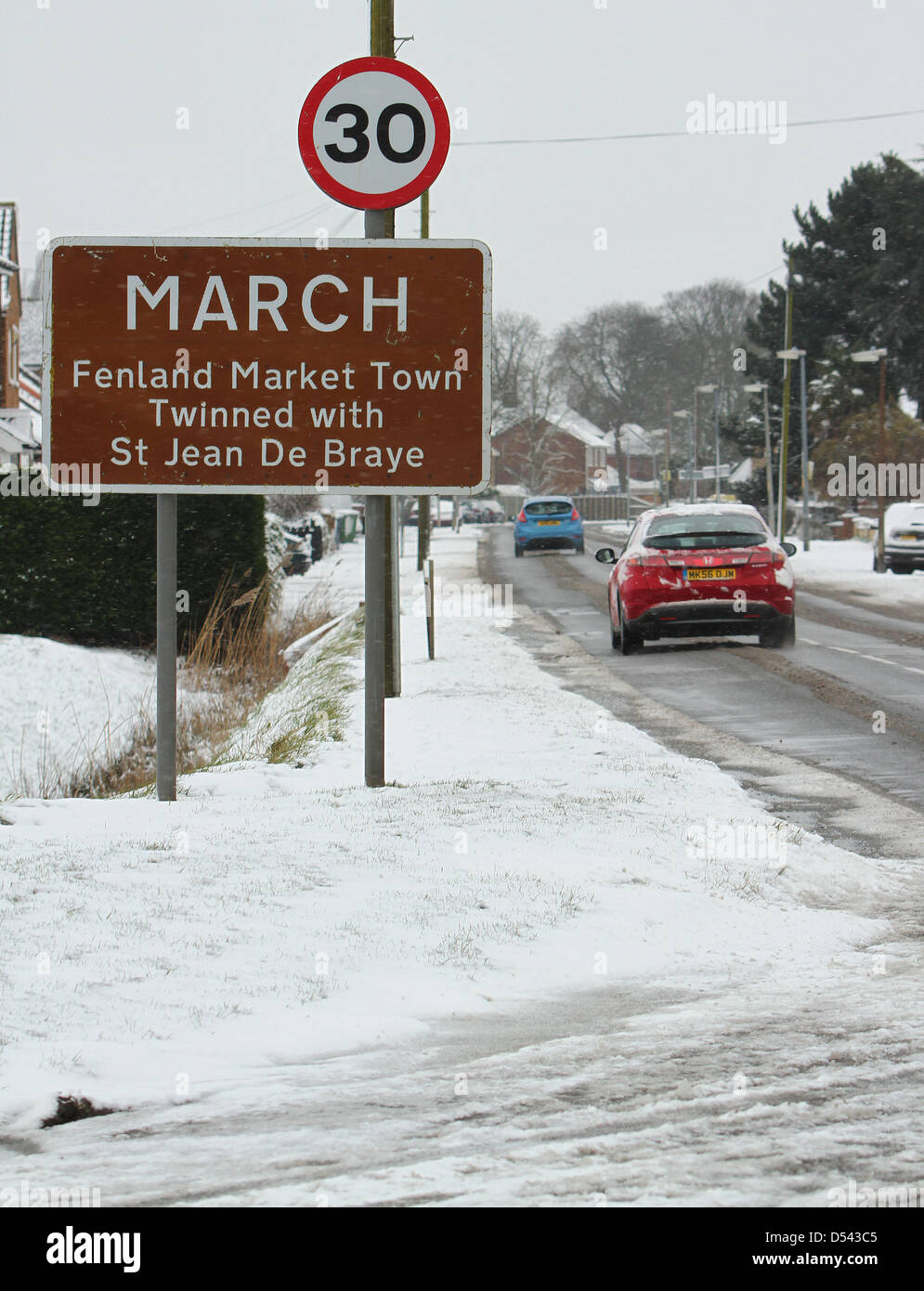 March, Cambridgeshire, UK. 24 March 2013. Unseasonal snow for the end of March comes to March, a quiet market town in the Fens. Credit: Colin Bennett/Alamy Live News Stock Photo