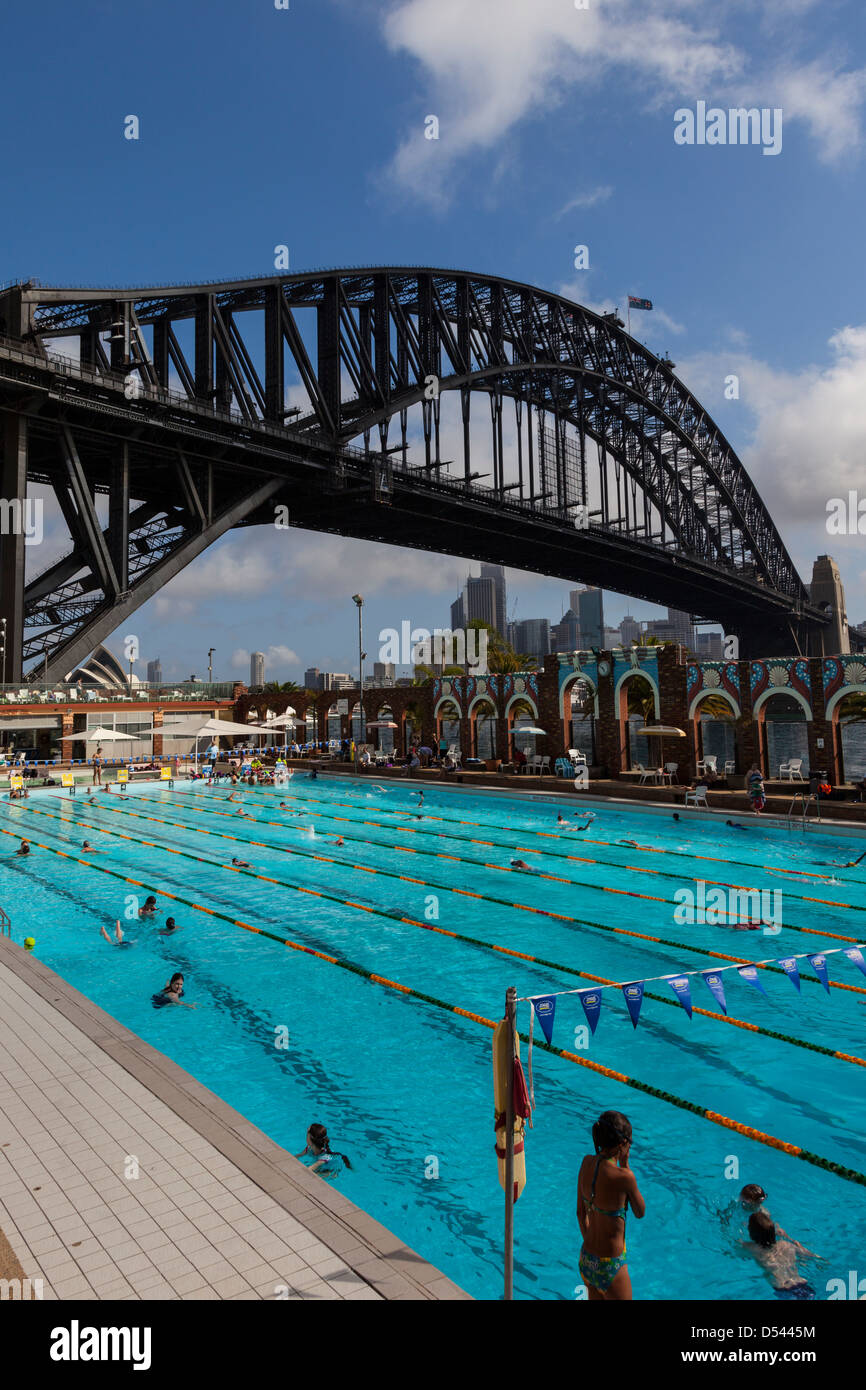 Olympic swimming pool beneath the Sydney Harbour Bridge, NSW, Australia Stock Photo
