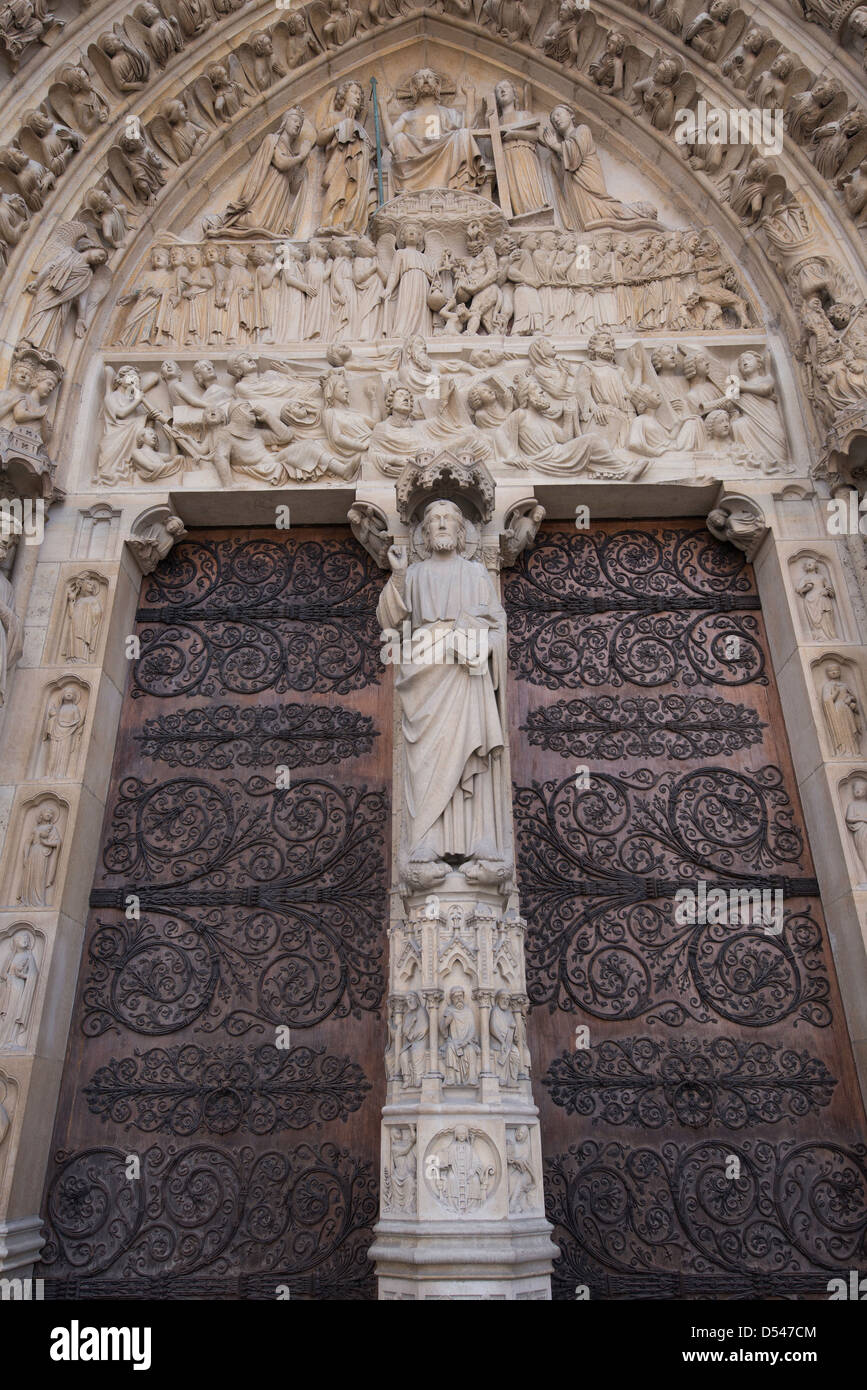 Entrance door to Notre Dame cathedral, Paris, France Stock Photo Alamy