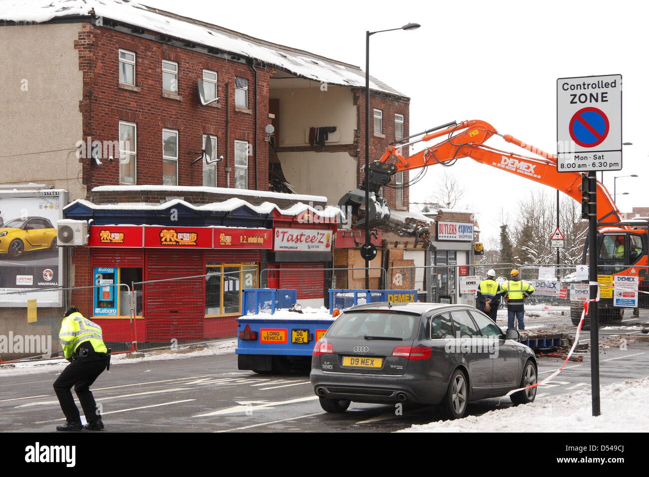 Sheffield, UK. 24th March 2013. Demolition begins on a three storey building following its collapse yesterday in the city centre Stock Photo