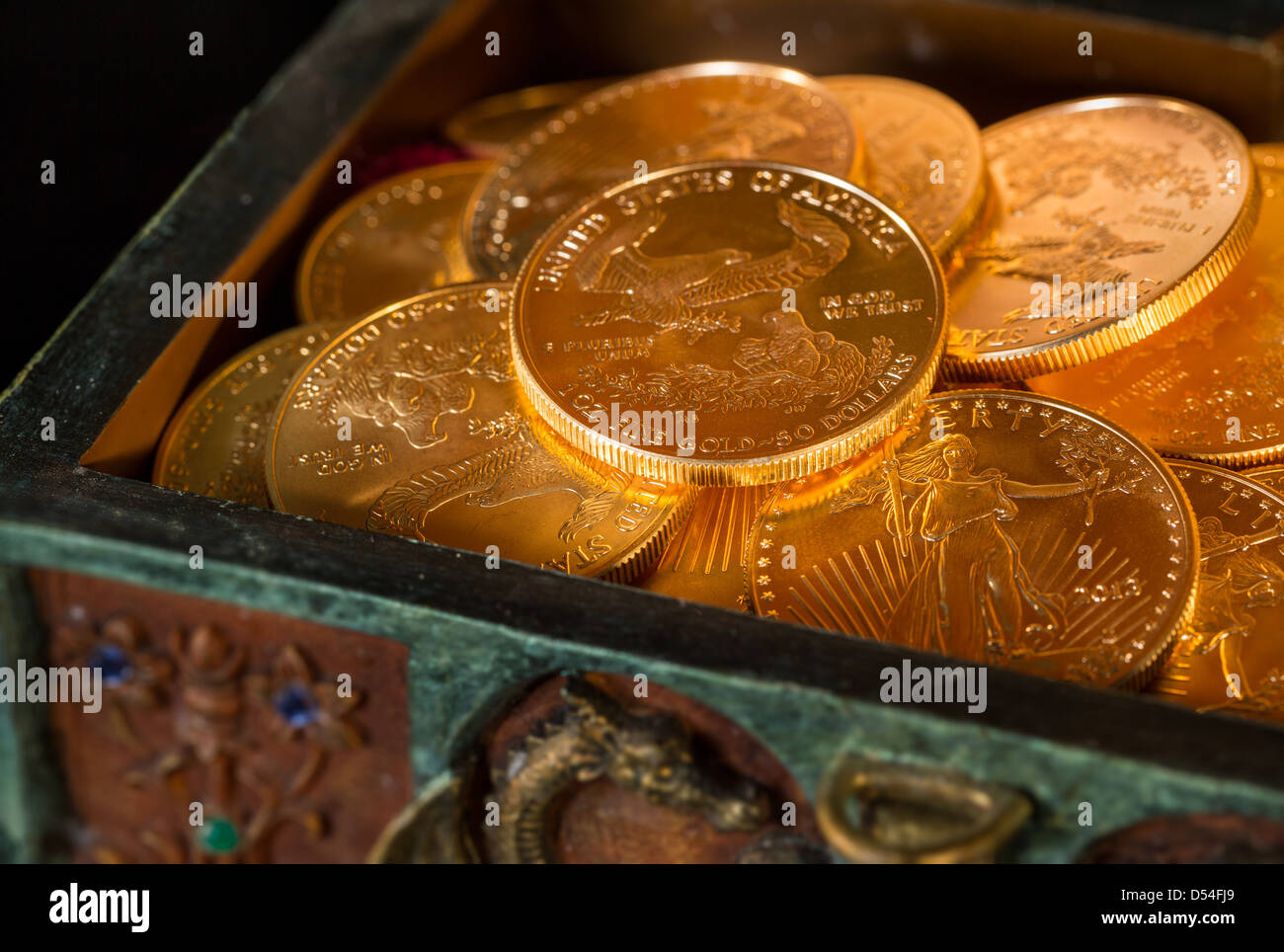 Treasure chest gold coins hi-res stock photography and images - Alamy