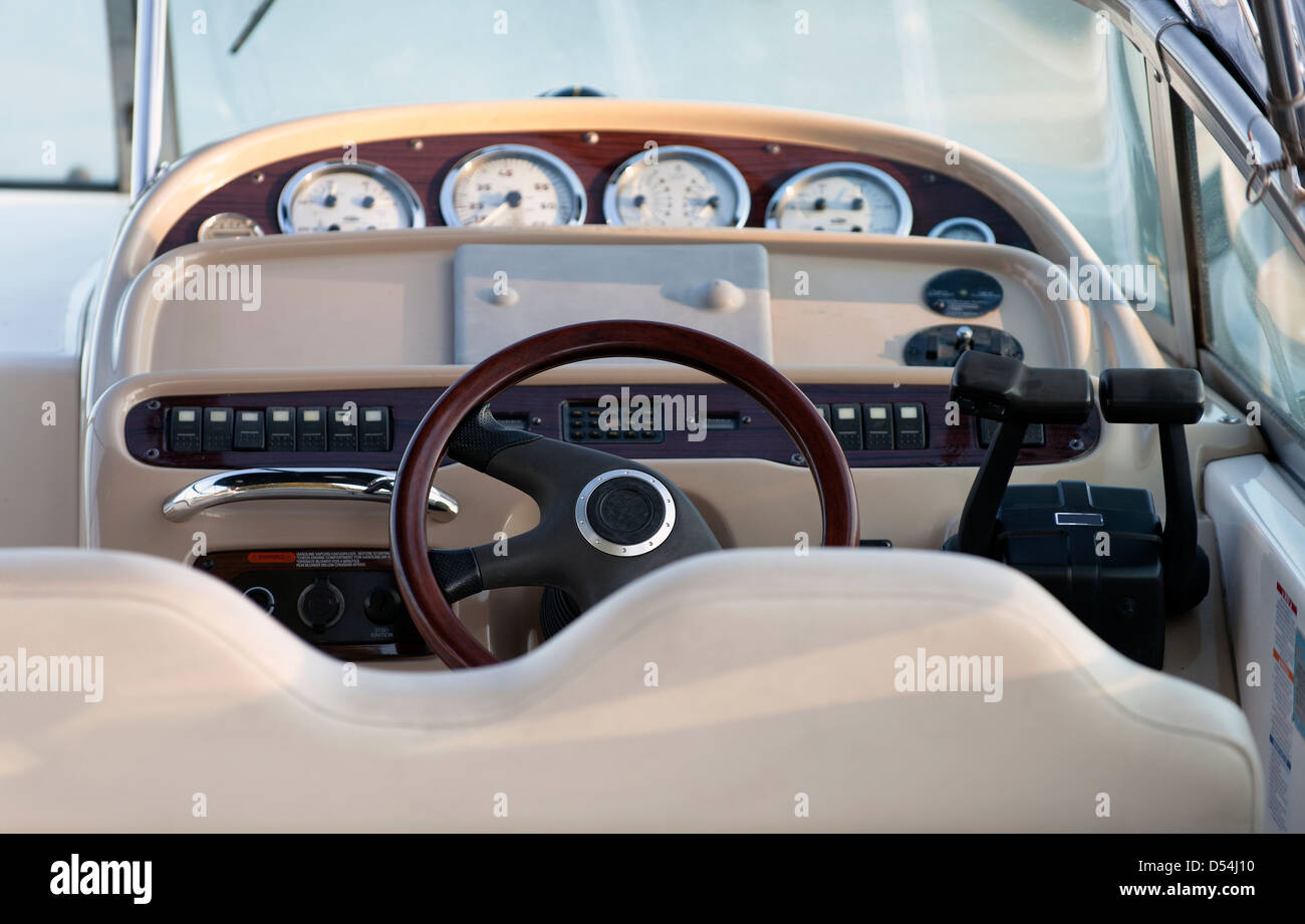 Throttle boat hires stock photography and images Alamy