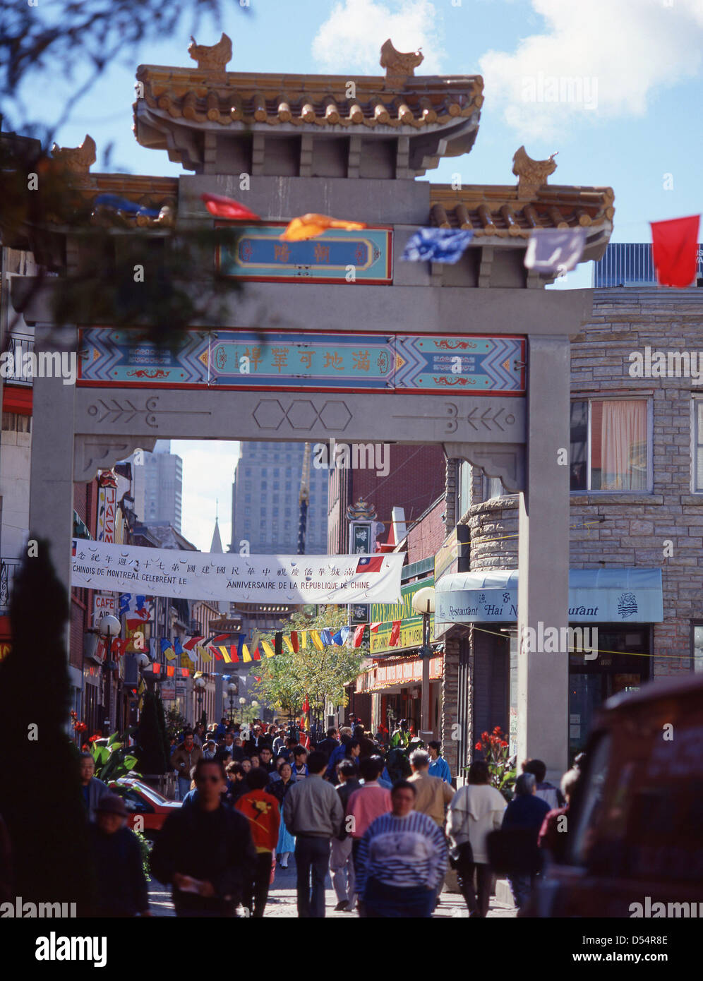 The paifang entrance to Chinatown, De la Gauchetière Street, Montreal, Québec Province, Canada Stock Photo