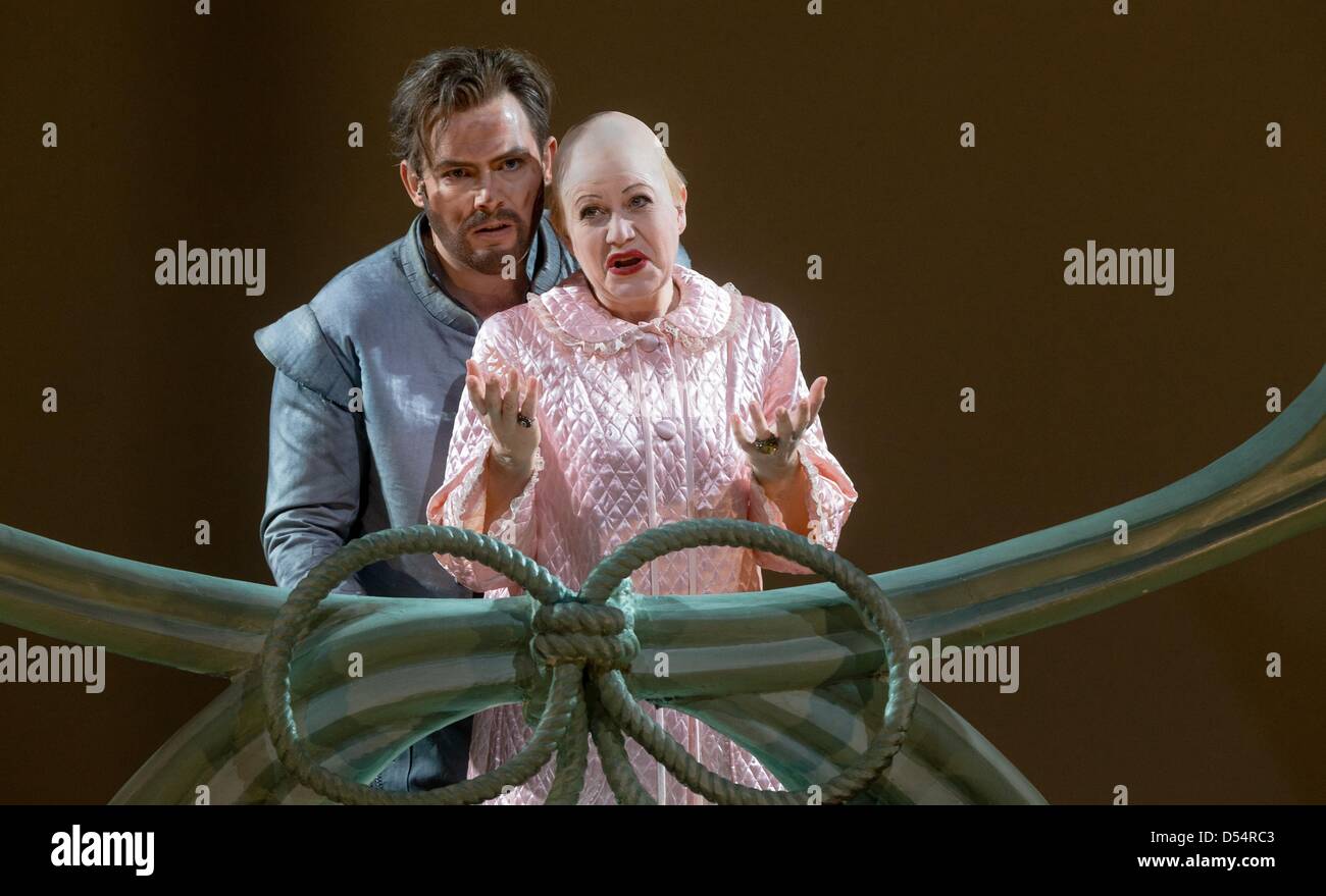 Singer Robert Murray as 'Earl of Essex' and British soprano Amanda Roocroft as 'Queen Elizabeth I' perform during a press rehearsal of Benjamin Britten's 'Gloriana' in Hamburg, Germany, 21 March 2013. The opera production directed by Richard Jones and under the musical direction of Simone Young premieres at the Hamburg State Opera on 24 March 2013. Photo: Markus Scholz Stock Photo