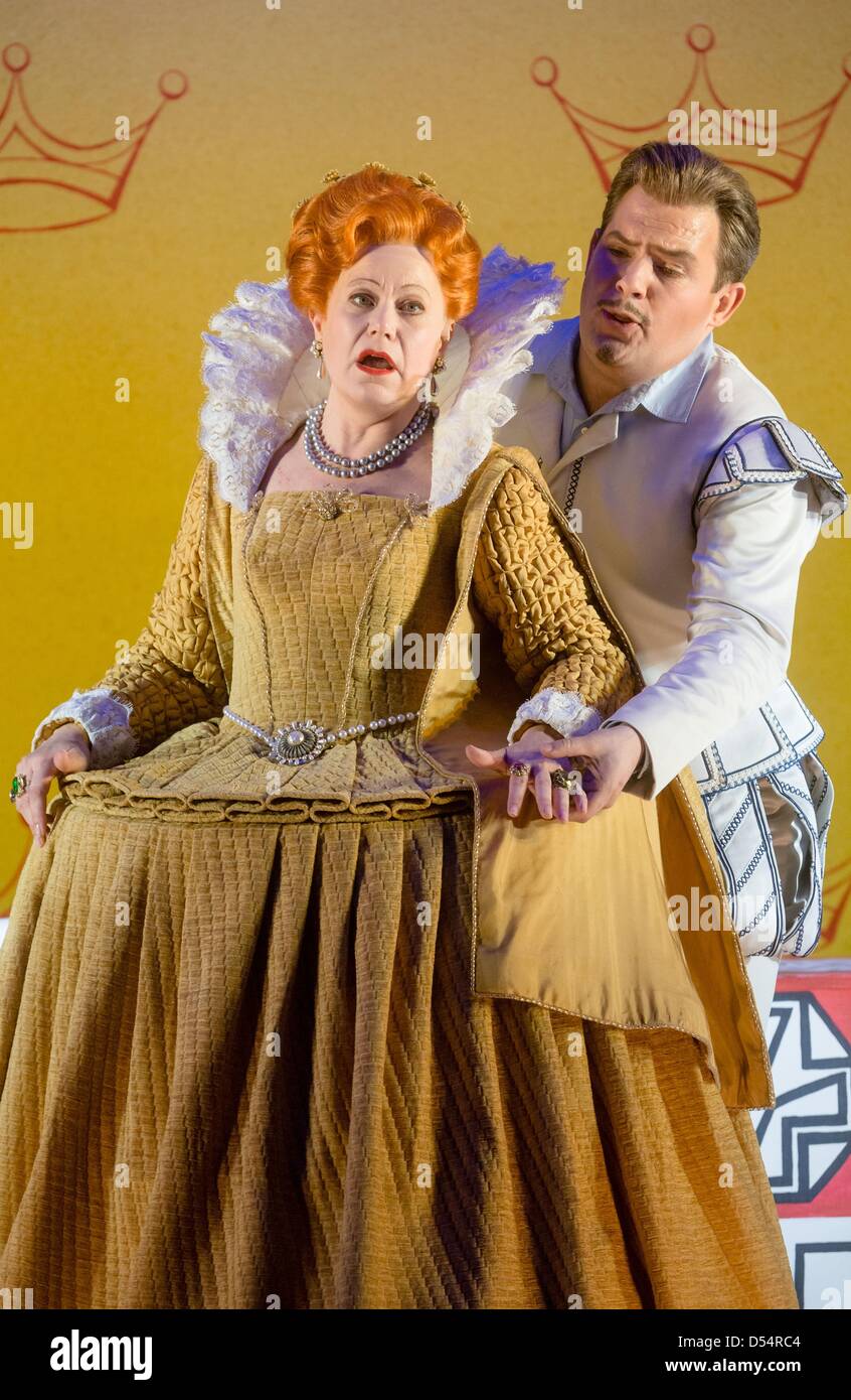 Singer Robert Murray as 'Earl of Essex' and British soprano Amanda Roocroft as 'Queen Elizabeth I' perform during a press rehearsal of Benjamin Britten's 'Gloriana' in Hamburg, Germany, 21 March 2013. The opera production directed by Richard Jones and under the musical direction of Simone Young premieres at the Hamburg State Opera on 24 March 2013. Photo: Markus Scholz Stock Photo