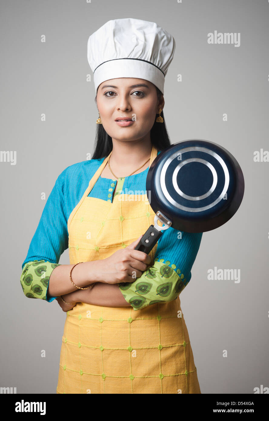 woman chef wearing a white coat ,red apron and a kitchen hood on her head  while smiling 15081017 PNG