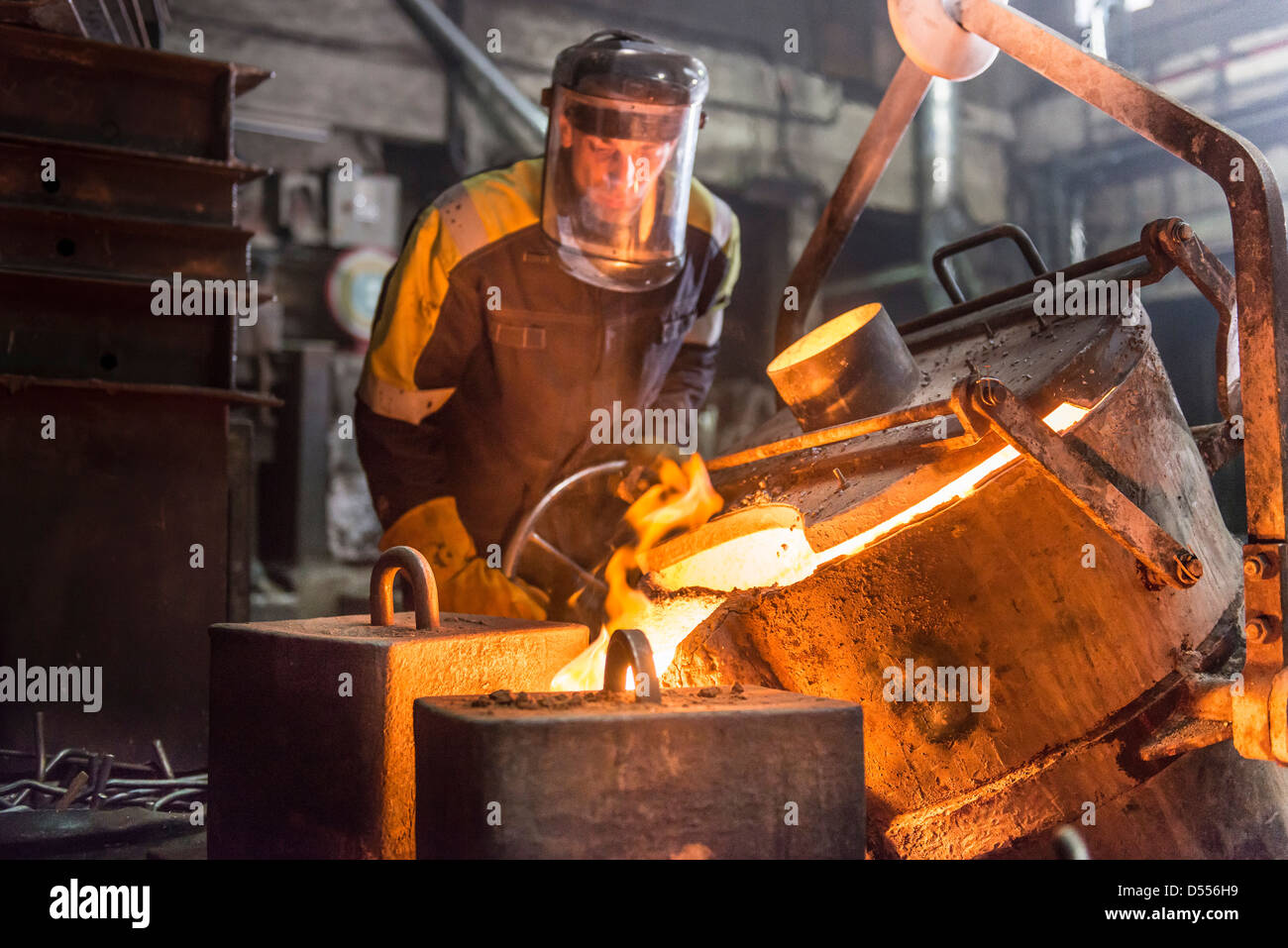 Foundry Working Image focusing technique hi-res stock photography and images - Alamy