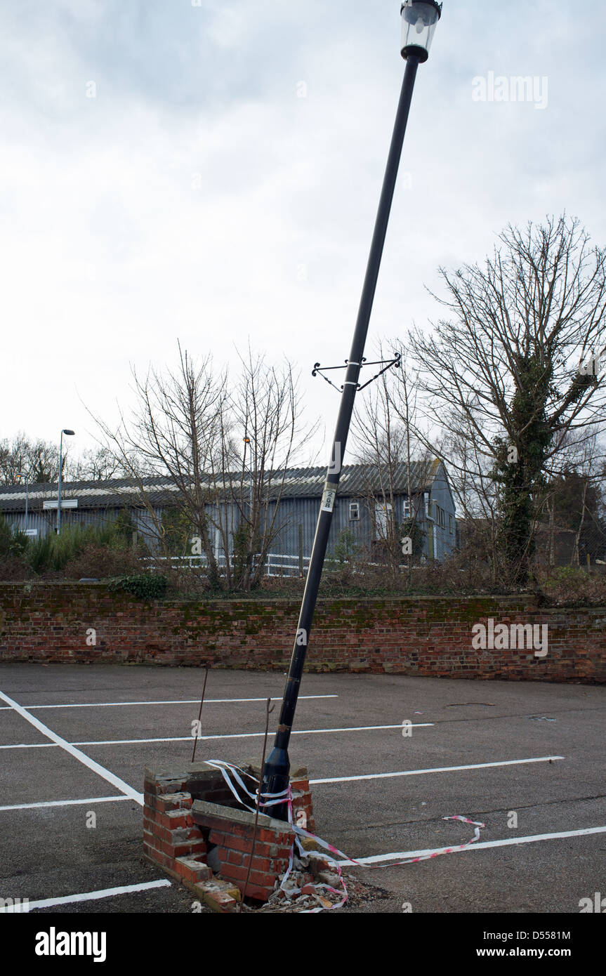 Leaning lamp post hi-res stock photography and images - Alamy