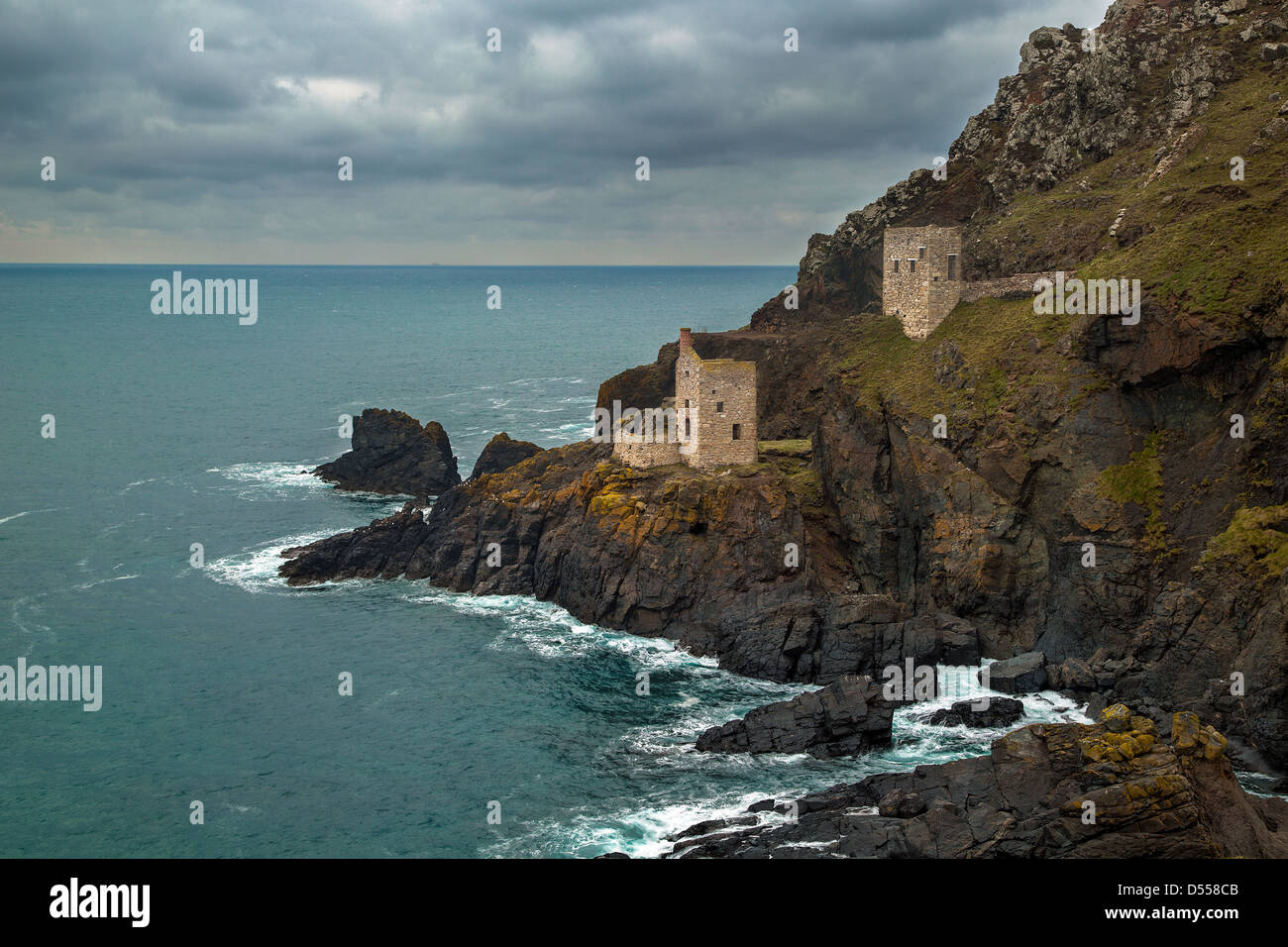 2 engine houses on the cliffs at Botallack, Cornwall Stock Photo