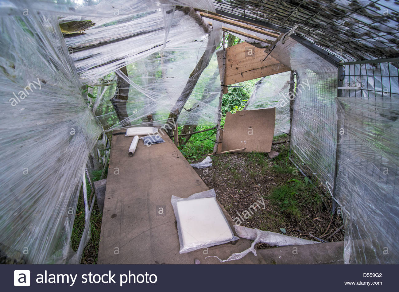 Makeshift Homeless Shelter Stock Photos & Makeshift Homeless Shelter