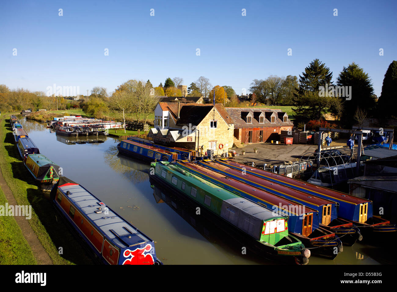 Narrowboats on the South Oxford Canal Heyford Wharf Upper Heyford Oxfordshire England UK GB Lower Heyford narrowboat boat colour Stock Photo
