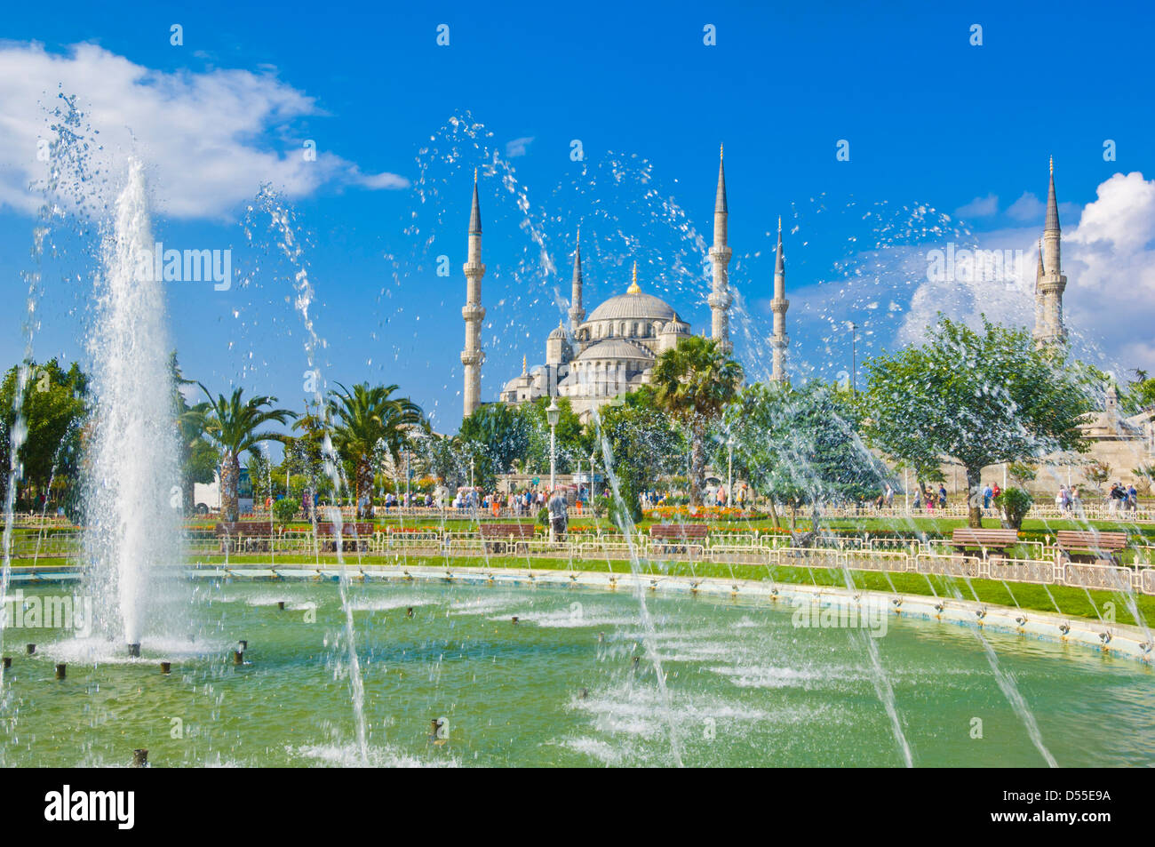 The Blue Mosque (Sultan Ahmet Camii) with domes and minarets, Sultanahmet, central Istanbul, Turkey Stock Photo