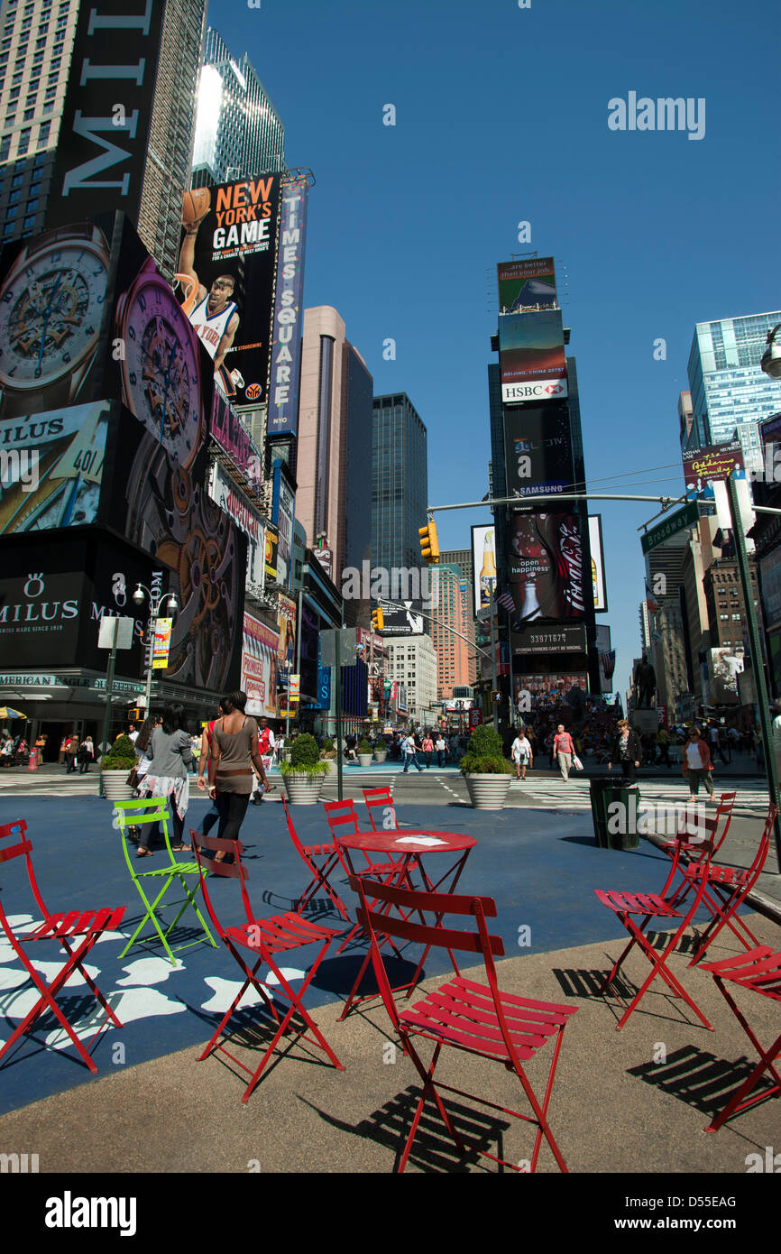 TABLES AND CHAIRS PEDESTRIAN MALL TIMES SQUARE MIDTOWN MANHATTAN NEW ...