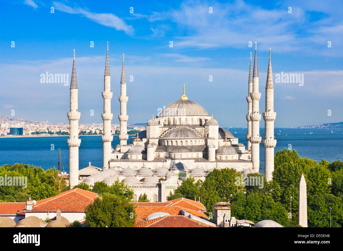 The Blue Mosque or Sultan Ahmed Mosque with five main domes, six minarets and eight small domes on the Istanbul skyline Sultanahmet, central Istanbul Stock Photo