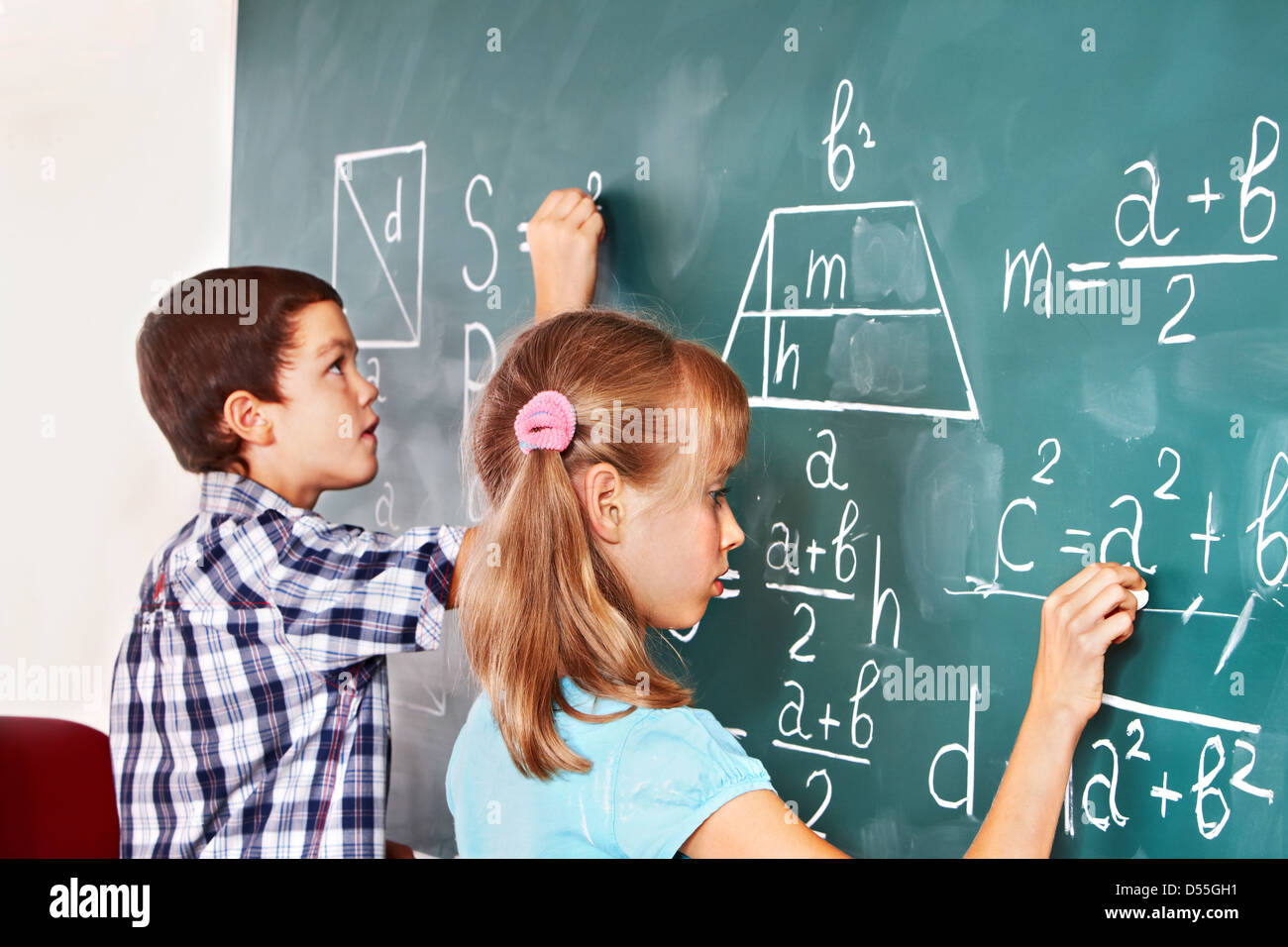 Математика для детей. Младших школьников. Школьники учатся. Ученик решил использовать лазерную указку для определения. Младшие школьники.