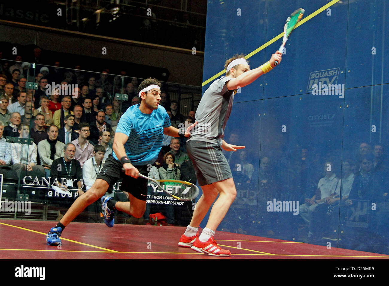 James Willstrop (England) v Mohamed El Shorbagy (Egypt) in semi-finals of the Canary Wharf Squash Classic 2013 Stock Photo