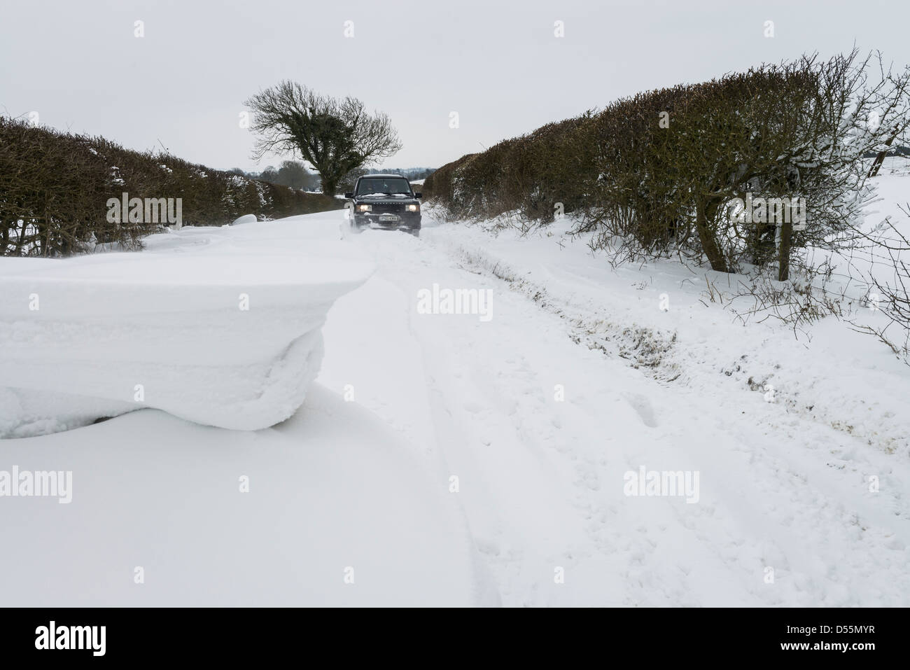 4x4 driving up a heavily snowed up road near Burton Dassett, Warwickshire, England, UK Stock Photo