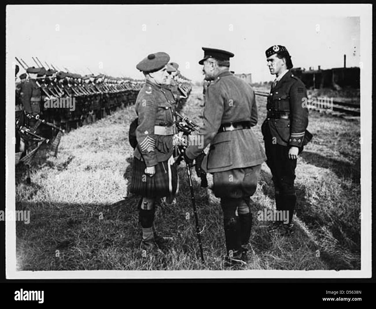 Field Marshal Sir Douglas Haig talking to a Sergt. Major of the Gordon Highlanders who formed the Guard of Honour Stock Photo