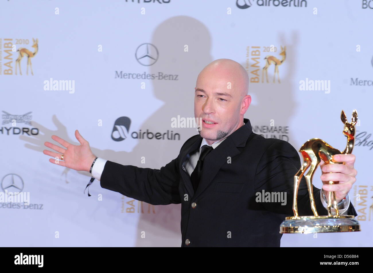 German singer Der Graf from Unheilig poses after receiving the Bambi Trophy with German actor Hannes Jaennicke during 62nd Bambi award in Potsdam, Germany, 11 November 2010. The Bambi is Germanys main media award. Photo: Jens Kalaene dpa/lbn  +++(c) dpa - Bildfunk+++ Stock Photo