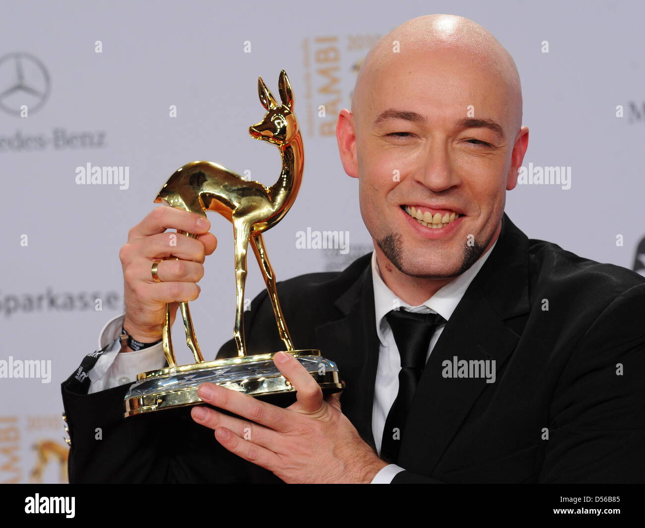 German singer Der Graf from Unheilig poses after receiving the Bambi Trophy with German actor Hannes Jaennicke during 62nd Bambi award in Potsdam, Germany, 11 November 2010. The Bambi is Germanys main media award. Photo: Jens Kalaene dpa/lbn  +++(c) dpa - Bildfunk+++ Stock Photo