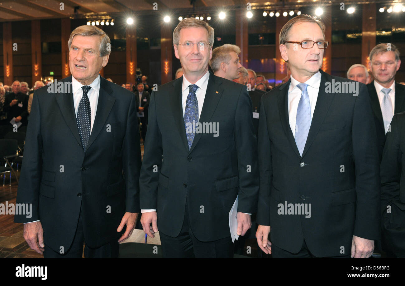 German President Chrsitian Wulff (C), ThyssenKrupp CEO Ekkehard Schulz (L) and Chairman of the Steel Institute (VDEh) Hans Juergen Kerkhoff (R) arrive for the German Steel Convention 2010 in Duesseldorf, Germany, 12 November 2010. The convention is all about the 150th anniversary of German Iron and Steel Institute (VDEh). Photo: Julian Stratenschulte Stock Photo