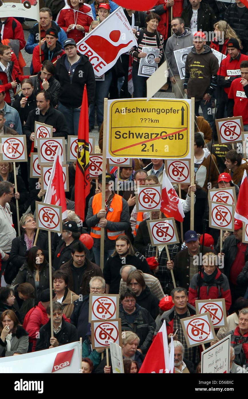 Zahlreiche protestieren am Samstag (13.11.2010) in Nürnberg (Mittelfranken) für mehr soziale Gerechtigkeit. Rund 30 000 Menschen aus ganz Bayern sind nach Angaben der Polizei  Aufruf des DGB gefolgt, gegen die aus Gewerkschaftssicht unsoziale Politik der Bundesregierung zu protestieren. Widerstand gegen die Rente mit 67 und gegen Leiharbeit sowie der Einsatz für Mindestlöhne und gl Stock Photo