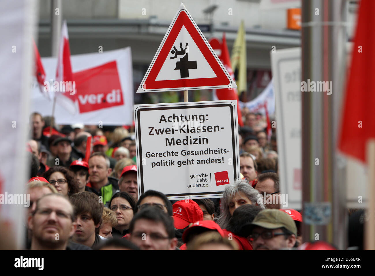 Zahlreiche Menschen protestieren am Samstag (13.11.2010) in Nürnberg (Mittelfranken) für mehr soziale Gerechtigkeit. Rund 30 000 Menschen aus ganz Bayern sind nach Angaben der Polizei  Aufruf des DGB gefolgt, gegen die aus Gewerkschaftssicht unsoziale Politik der Bundesregierung zu protestieren. Widerstand gegen die Rente mit 67 und gegen Leiharbeit sowie der Einsatz für Mindestlöh Stock Photo