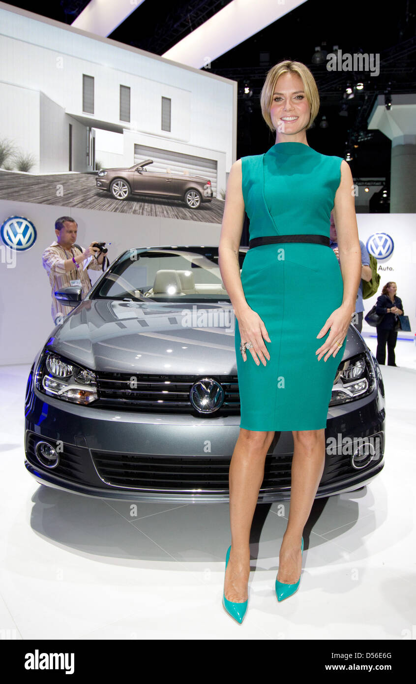 A handout picture released by Volkswagen shows German top model Heidi Klum presenting the new VW Eos Cabrio-Coupé during the L.A. Auto Show at the Convention Center in Los Angeles, United States, 17 November 2010. VW celebrates the world premiere of the new Eos Cabrio-Coupé at the automobile fair. PHOTO: VW / FRISO GENTSCH Stock Photo
