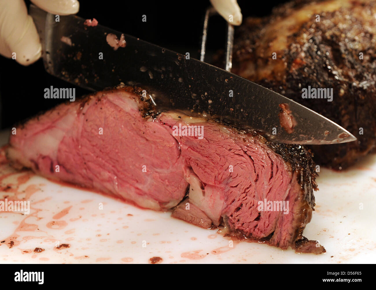 The Prime Rib, a juicy piece of beef from the high rib is cut during the opening of the Wilsons restaurant at the Hotel Crowne Plaza Berlin City Center in Berlin, Germany, 8 November 2010. Photo: Jens Kalaene Stock Photo