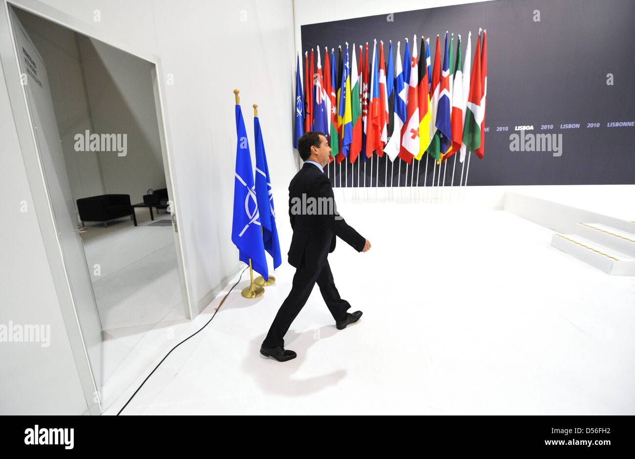Der russische Präsident Dmitri Medwedew geht am Samstag (20.11.2010) beim NATO-Russland-Gipfel in Lissabon (Portugal) zum Rednerpult, um eine  Pressekonferenz zu geben. Bei dem zweitägigen NATO-Gipfel sind rund 50 Staats- und Regierungschefs anwesend.  Foto: Rainer Jensen dpa Stock Photo