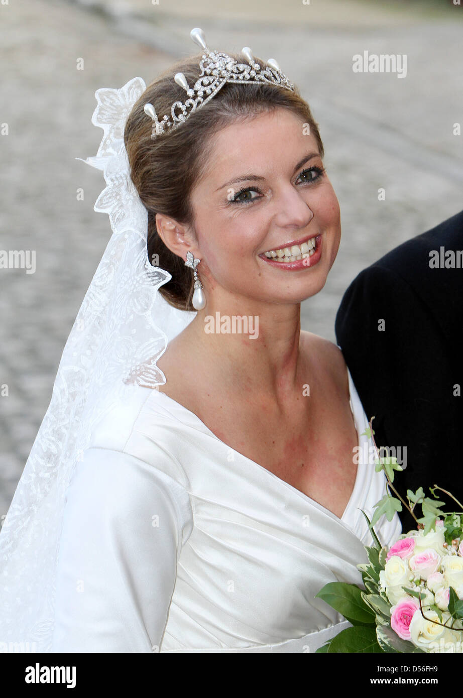 Bride Annemarie Gualtherie van Weezel arrives with her father Hans