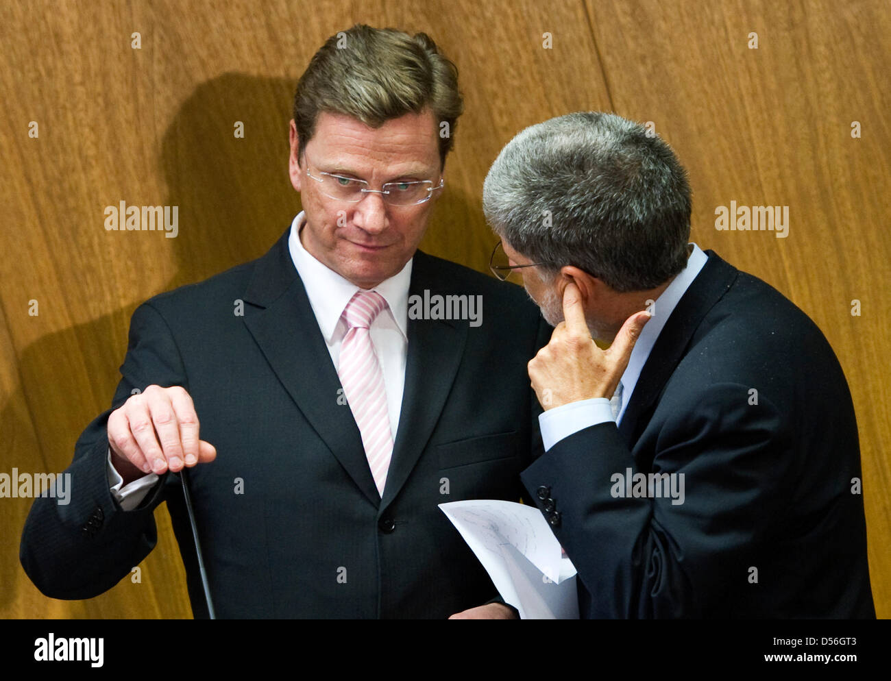 Bundesaußenminister Guido Westerwelle (FDP, l) und sein brasilianischer Amtskollege, Celso Luiz Nunes Amorim, unterhalten sich am Mittwoch (10.03.2010) vor einer Pressekonferenz im Außenministerium in Brasilia. Westerwelle absolviert gegenwärtig seine bislang längste Auslandsreise mit den Stationen Chile, Argentinien, Uruguay und Brasilien. Foto: Arno Burgi dpa Stock Photo