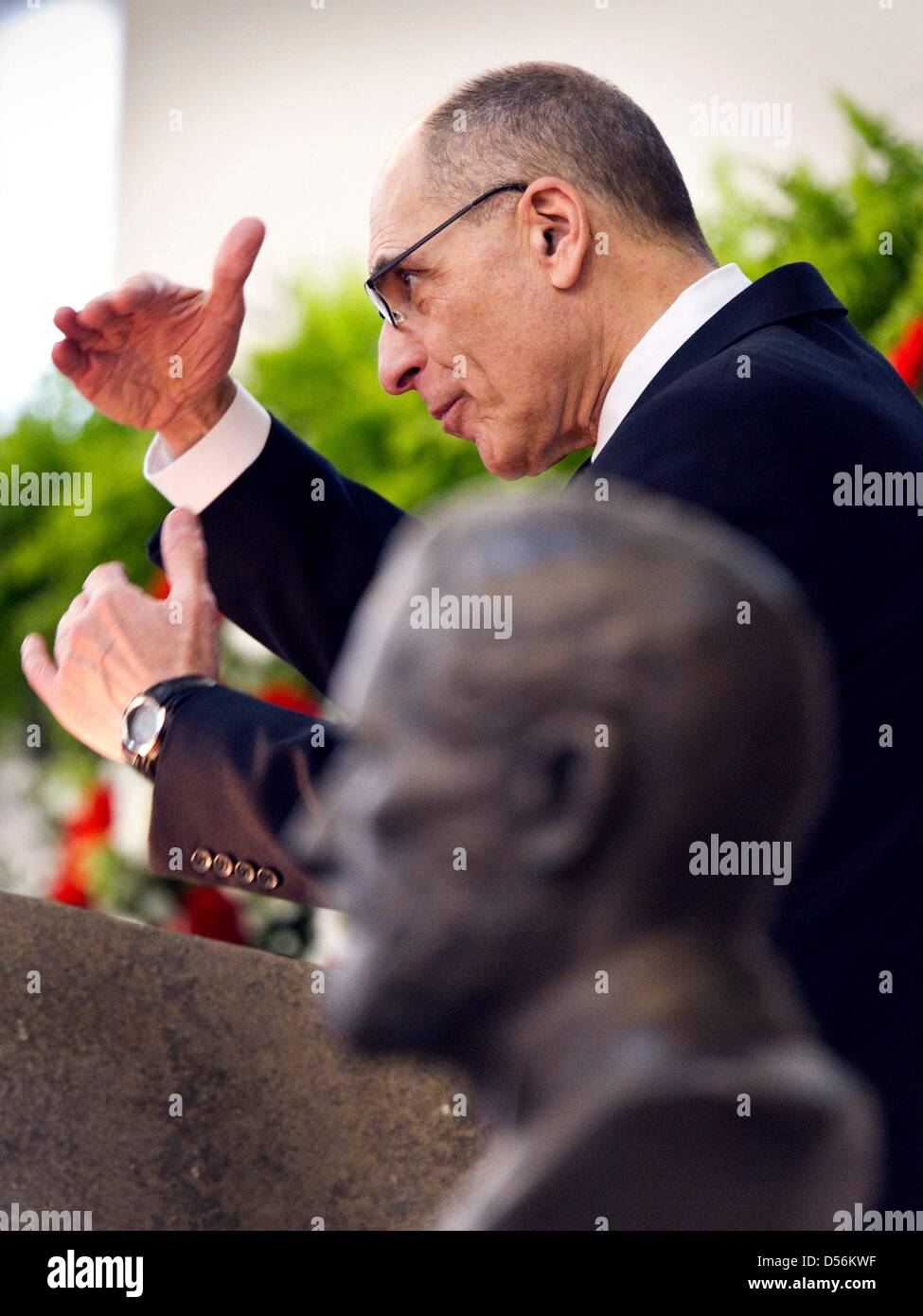 US medical man Charles Dinarello gives a speach at the 'Paulskirche' in