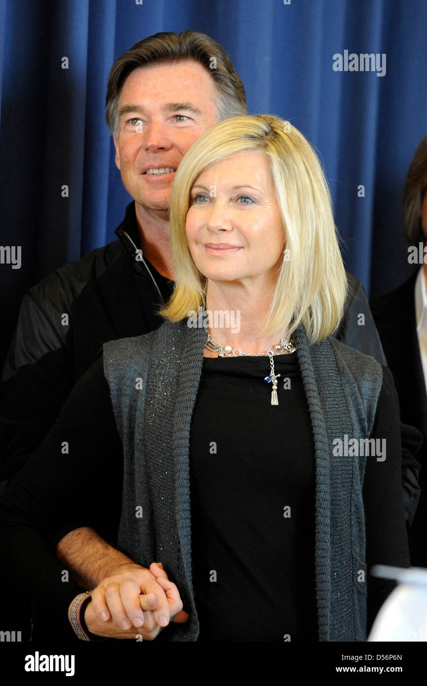 English-born singer and actress Olivia Newton-John (R) and her husband John Easterling (L) pictured during a press conference in Karlsruhe, Germany, 18 March 2010. Newton-John will receive the honourary award Charity and Entertainment by Radio Regenbogen on 19 March. Photo: ULI DECK Stock Photo