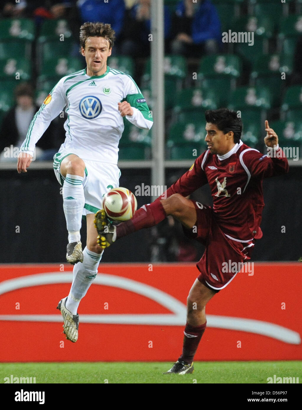 Wolfsburg's Christian Gentner (L) and Kazan's Christian Noboa vie for the ball during the soccer Euro League round of last 16 second leg match VfL Wolfsburg vs Rubin Kazan at Volkswagen-Arena in Wolfsburg, Germany, 18 March 2010. Wolfsburg beat Kasan 2-1 and proceeded to the quarter finals. Photo: Peter Steffen Stock Photo