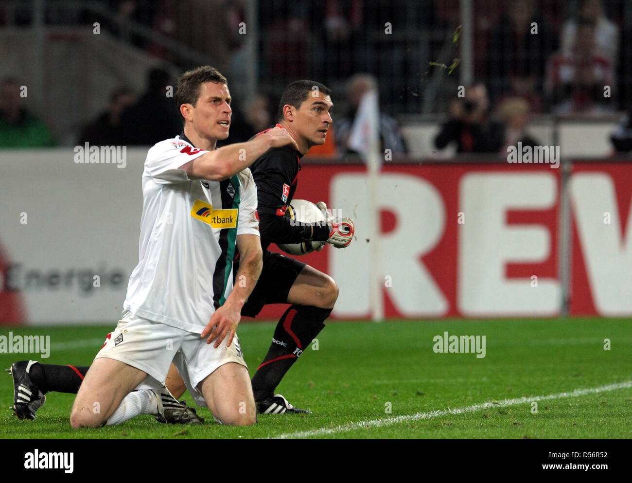Cologne's goal keeper Faryd Mondragón (R) and Moenchengladbach's Rob
