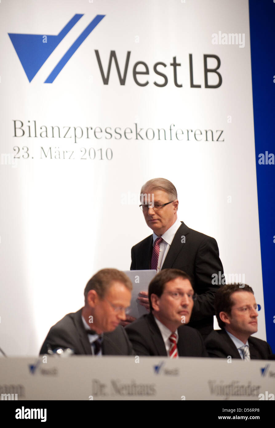 CEO Dietrich Voigtlaender of WestLB (back) passes his board colleagues Hans-Juergen Niehaus, Werner Taiber and Klemens Breuer (L-R) at a balance press conference in Duesseldorf, Germany, 23 March 2010. Germany's third largest regional state bank made a huge loss in 2009 and is about to be split. Photo: BERND THISSEN Stock Photo