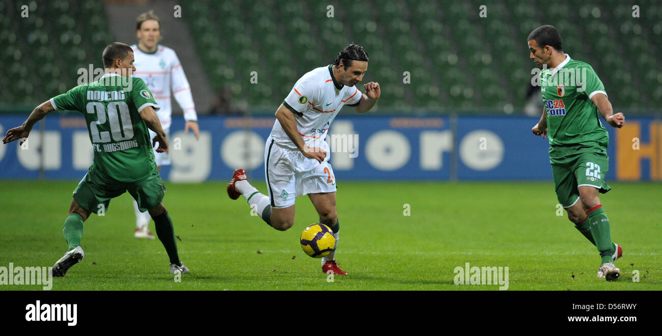 Fu§ball, DFB-Pokal, Halbfinale,  Werder Bremen - FC Augsburg am Dienstag (23.03.2010) im Weserstadion in Bremen: Der  Bremer  Claudio Pizarro gegen die Augsburger Spieler   Marcel Ndjeng (l) und Andrew SinkalaFoto: Carmen Jaspersen dpa/lni (Achtung! Der DFB  untersagt die Verwendung von Sequenzbildern im Internet und in Online-Medien wŠhrend des Spiels (einschlie§lich Halbzeit). Ac Stock Photo