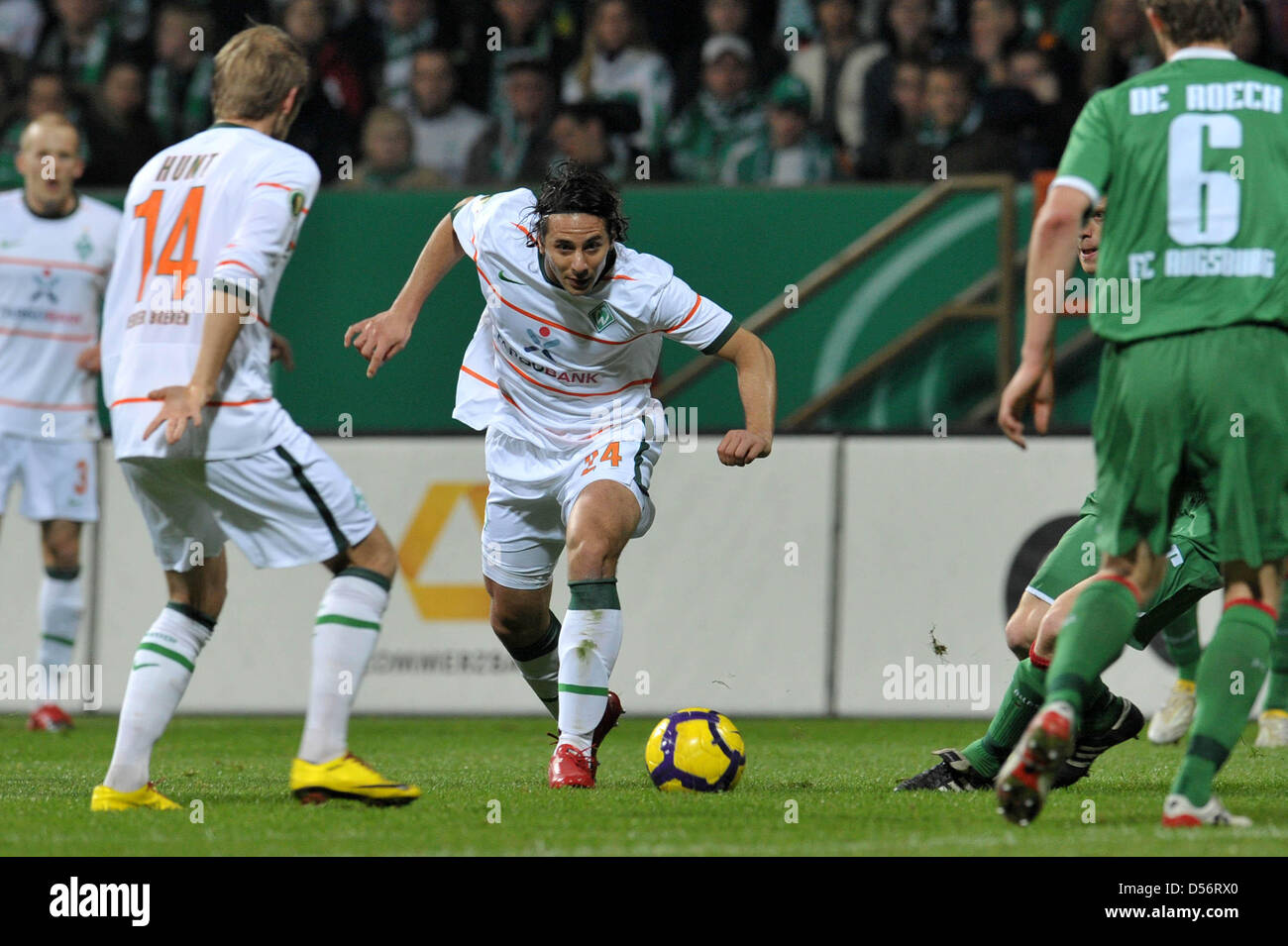 Fu§ball, DFB-Pokal, Halbfinale,  Werder Bremen - FC Augsburg am Dienstag (23.03.2010) im Weserstadion in Bremen: Die  Bremer  Claudio Pizarro und Aaron Hunt gegen den Augsburger Spieler  Jonas De Roeck.Foto: Carmen Jaspersen dpa/lni (Achtung! Der DFB  untersagt die Verwendung von Sequenzbildern im Internet und in Online-Medien wŠhrend des Spiels (einschlie§lich Halbzeit). Achtung S Stock Photo