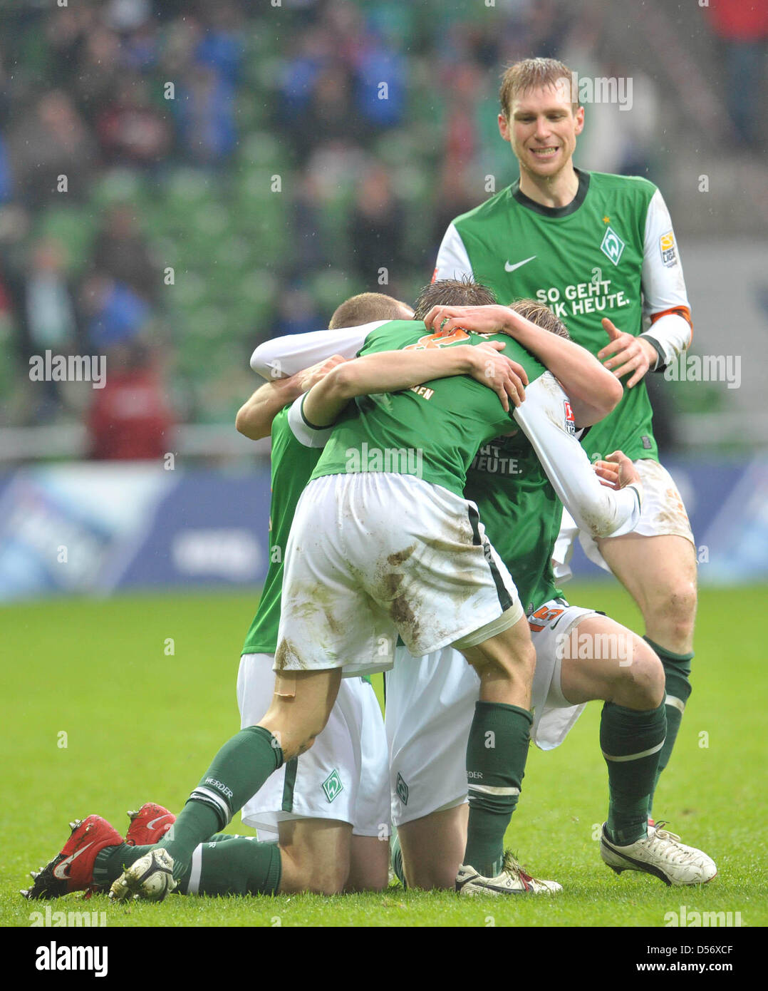 Fu§ball Bundesliga 28. Spieltag: Werder Bremen - 1. FC NŸrnberg am Samstag (27.03.2010) im Weserstadion in Bremen. Die Bremer Per Mertesacker (r), Sebastian Pršdl und Petri Pasanen jubeln mit dem TorschŸtzen zum 4:2 Clemens Fritz Ÿber ds Tor zum 4:2. Foto: Carmen Jaspersen dpa/lni (Achtung Sperrfrist! Die DFL erlaubt die Weiterverwertung der Bilder im IPTV, Mobilfunk und durch sons Stock Photo