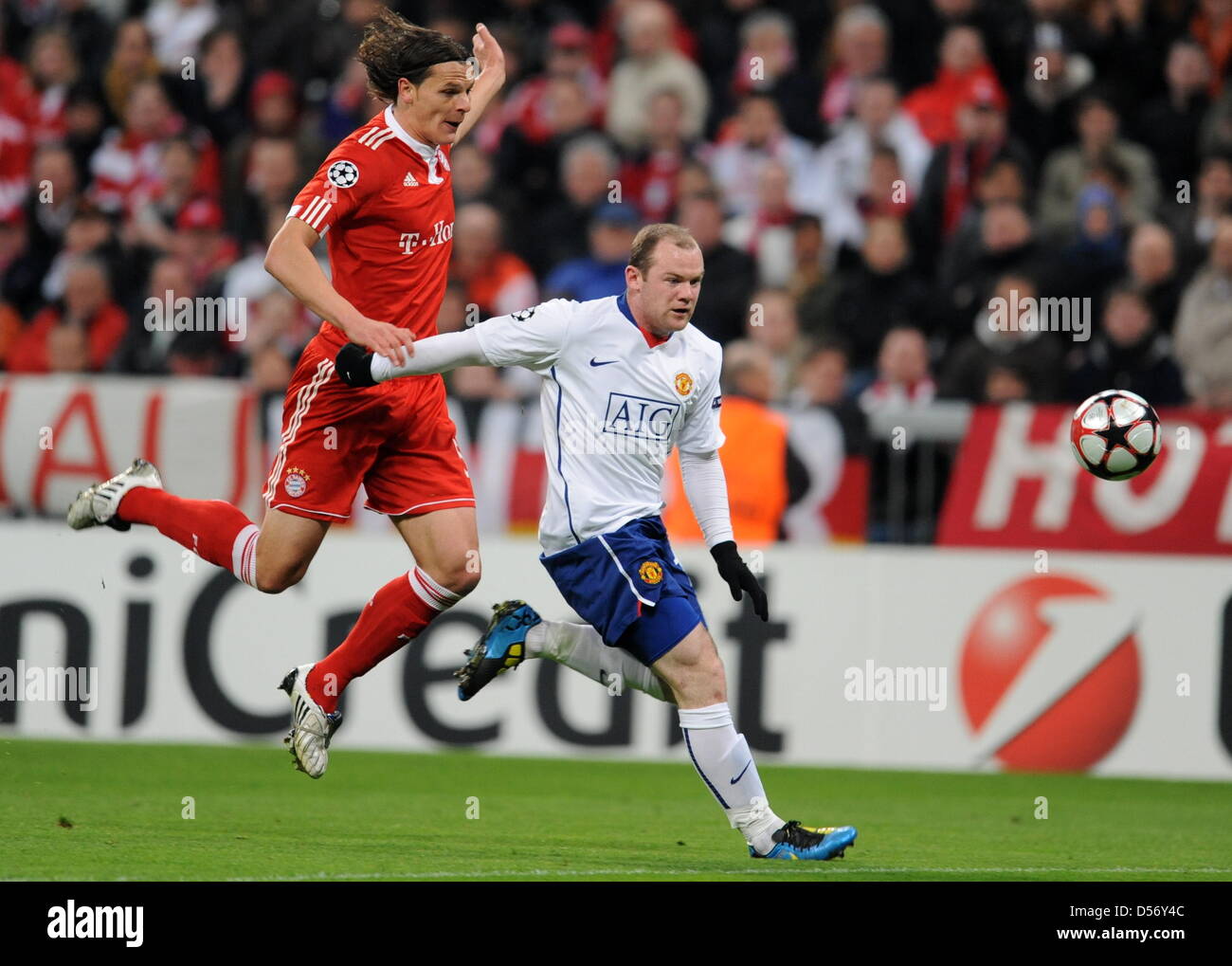 Fußball Champions League Viertelfinale Hinspiel: FC Bayern München -  Manchester United am Dienstag (30.03.2010) in der Allianz-Arena in München  (Oberbayern). Daniel van Buyten vom FC Bayern (l) und Wayne Rooney von  Manchester