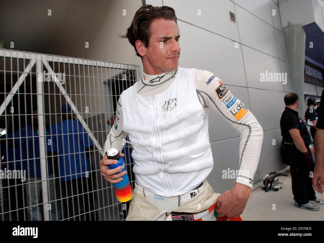 Der deutsche Formel-1-Rennfahrers Adrian Sutil von Force India läuft am Samstag (03.04.2010) nach dem dritten Training auf der Rennstrecke in Sepang bei Kuala Lumpur (Malaysia) mit einer Kühlweste durch die Boxengasse. Mit dem Großen Preis von Malaysia startet am Osterwochenende das dritte Rennen der Formel-1-Saison 2010. Foto: Jens Büttner dpa Stock Photo