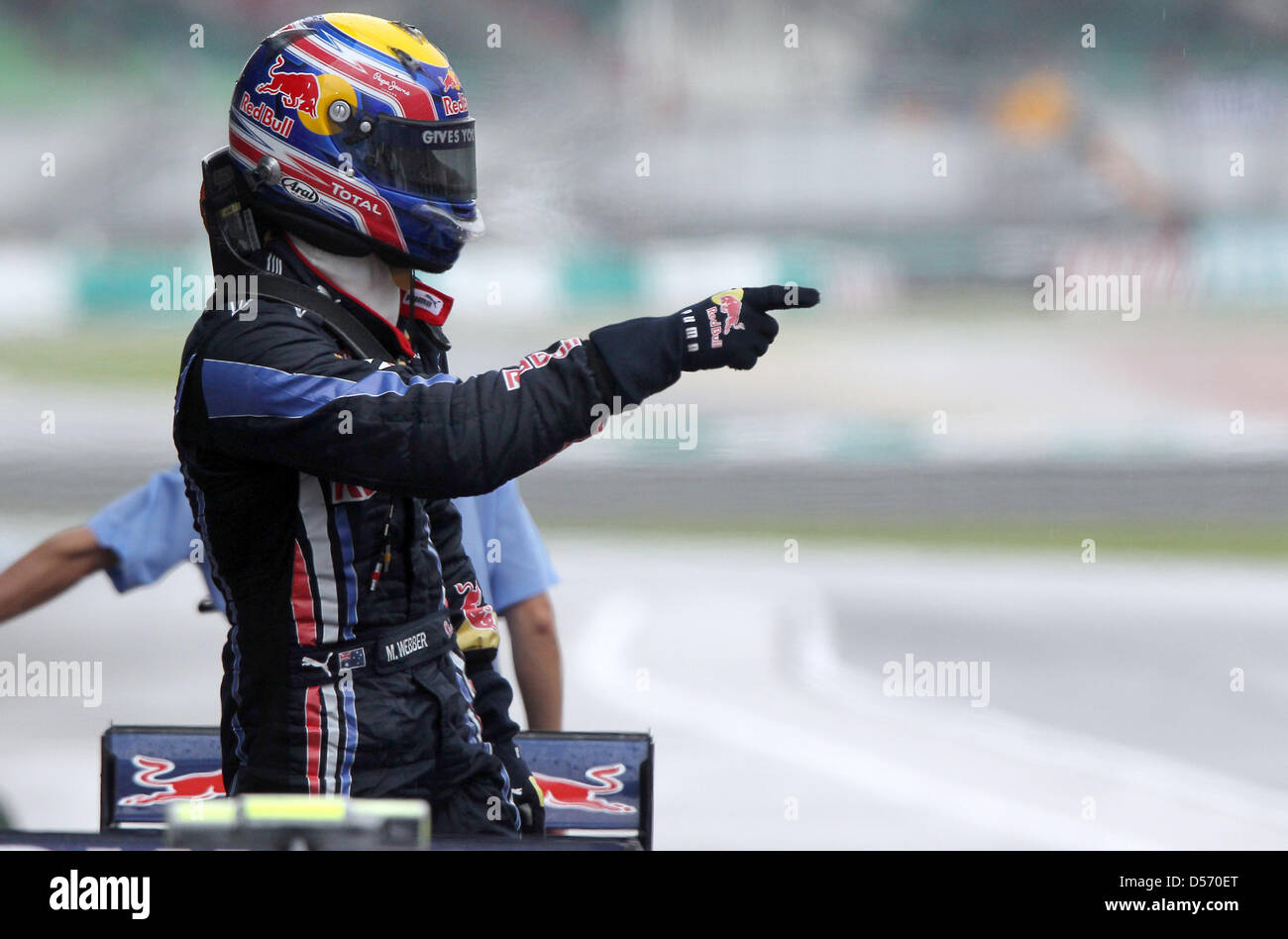 Der australische Formel-1-Rennfahrer Mark Webber vom Team Red Bull jubelt am Samstag (03.04.2010) nach dem Qualifikationsrennen auf der Rennstrecke in Sepang bei Kuala Lumpur (Malaysia) den Zuschauern zu. Webber startet am Sonntag vor Rosberg und Vettel am Sonntag von der Polepostition. Mit dem Großen Preis von Malaysia startet am Osterwochenende das dritte Rennen der Formel-1-Sais Stock Photo