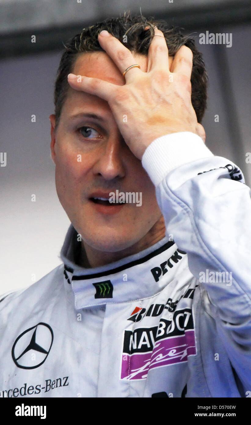 Der deutsche Formel-1-Rennfahrer Michael Schumacher von Mercedes Grand Prix läuft am Samstag (03.04.2010) nach dem Qualifikationsrennen auf der Rennstrecke in Sepang bei Kuala Lumpur (Malaysia) durch die Boxengasse. Schumacher startet am Sonntag vom achten Startplatz. Mit dem Großen Preis von Malaysia startet am Osterwochenende das dritte Rennen der Formel-1-Saison 2010. Foto: Jens Stock Photo