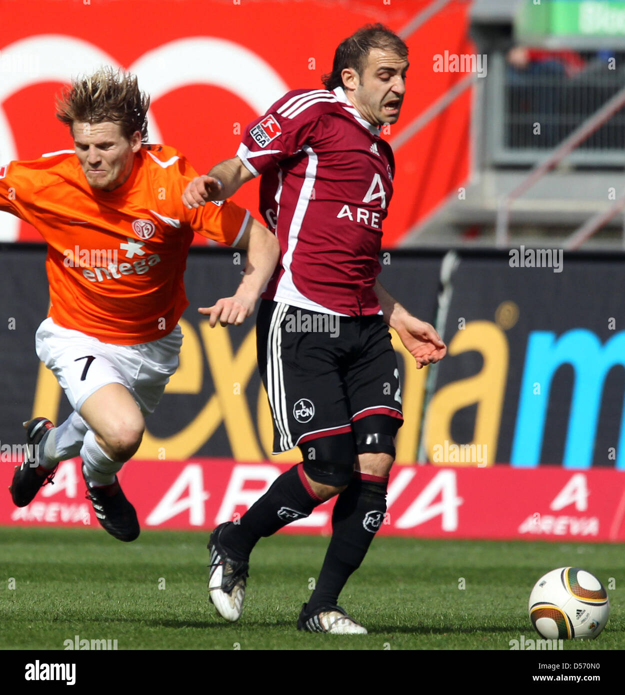 Nuremberg's Javier Horacio Pinola (R) and Mainz' Eugen Polanski vie for the ball during German Bundesliga match Nuremberg vs Mainz 05 at easyCredit-Stadium in Nuremberg, Germany, 03 April 2010. Photo: DANIEL KARMANN (ATTENTION: EMBARGO CONDITIONS! The DFl permits the further utilisation of the pictures in IPTV, mobile services and other new technologies only no earlier than two hou Stock Photo